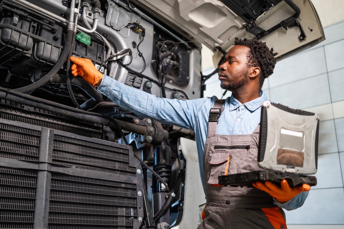 Mécanicien de camions ou technicien de maintenance de véhicules lourds.